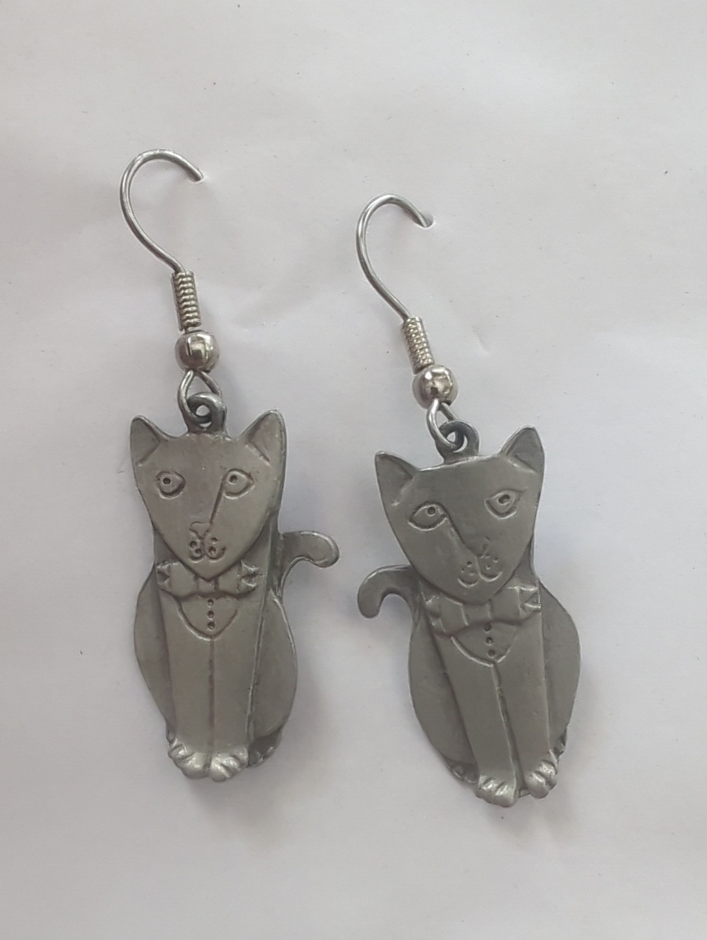 Playful MALI Silver Tuxedo Cat Dangle Pierced Earrings Pewter Artist Signed